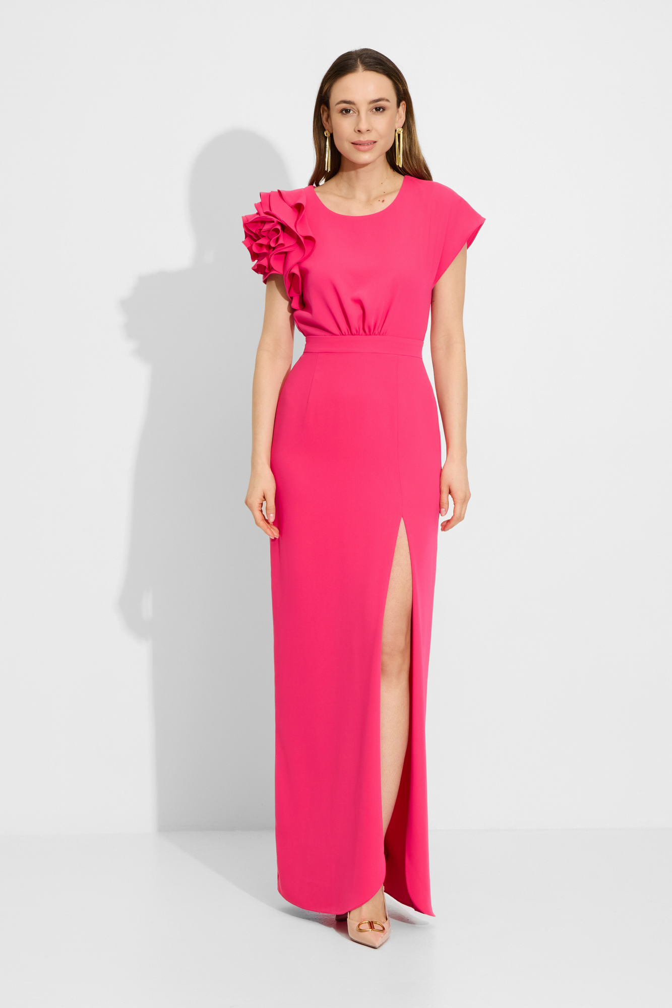 FLOWER – Sukienka maxi z asymetryczną górą z ozdobnym kwiatem na ramieniu i ołówkową spódnicą z pęknięciem na nodze